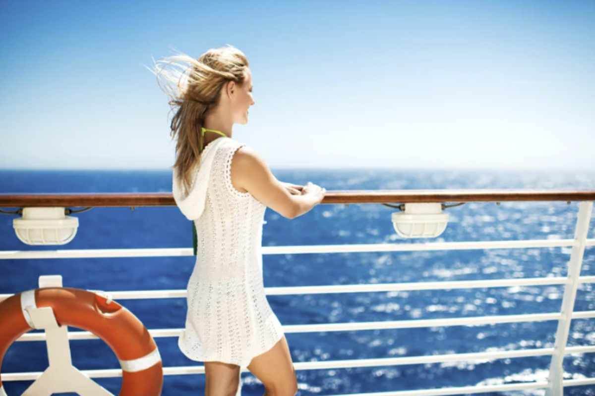 Queste norme, spesso poco conosciute dai passeggeri, sono fondamentali per garantire la sicurezza, il comfort e la buona riuscita della crociera.