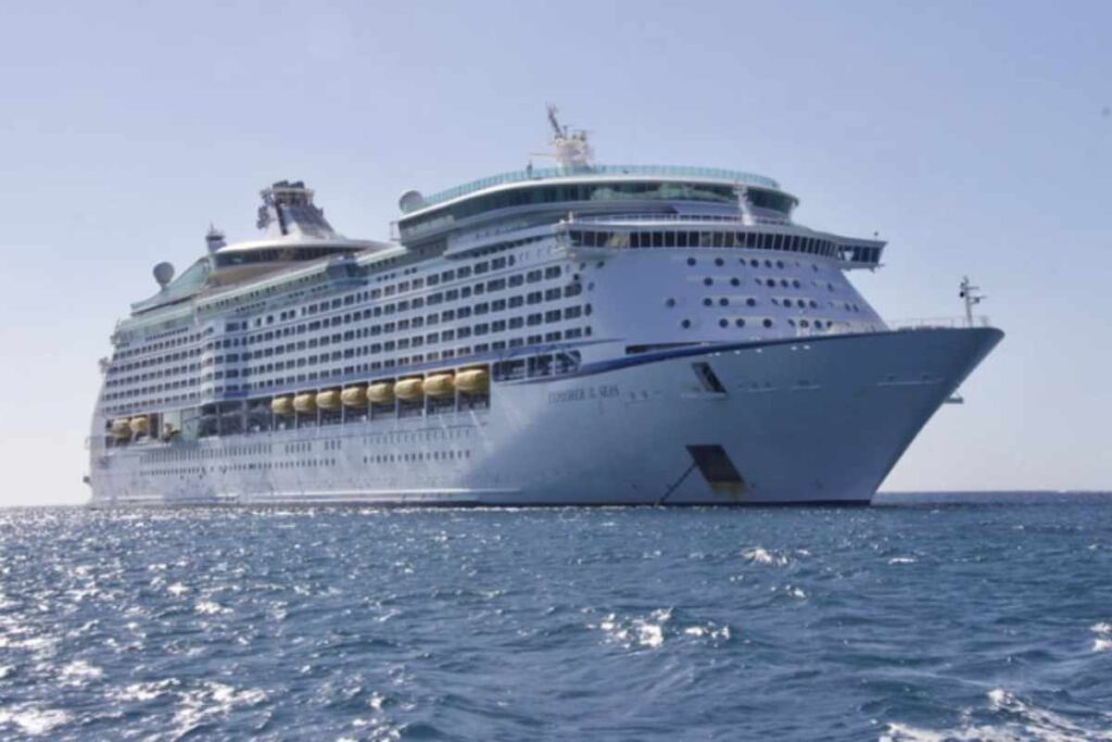 Preparare la valigia per un viaggio su uno di questi giganti del mare richiede attenzione particolare, soprattutto per rispettare le norme di sicurezza