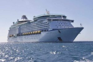 Preparare la valigia per un viaggio su uno di questi giganti del mare richiede attenzione particolare, soprattutto per rispettare le norme di sicurezza