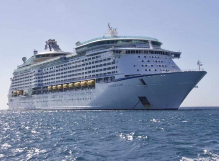 Preparare la valigia per un viaggio su uno di questi giganti del mare richiede attenzione particolare, soprattutto per rispettare le norme di sicurezza