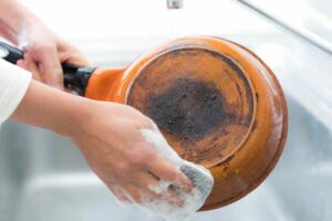 Hai in casa il rimedio segreto per le padelle incrostate