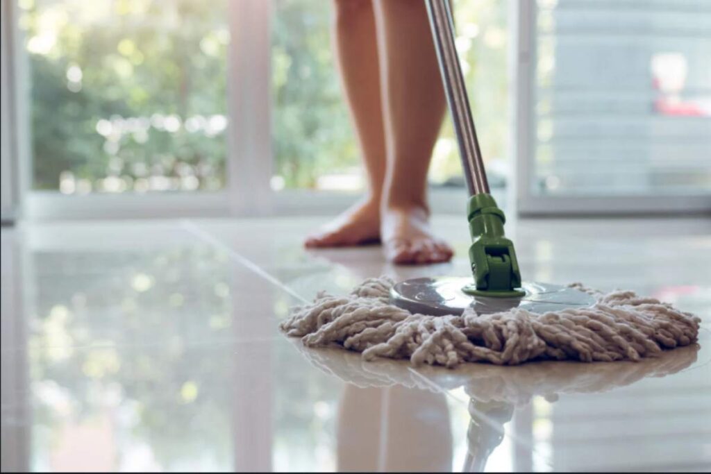 Pavimenti brillanti in pochi minuti, il segreto della nonna conquista tutti