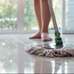 Pavimenti brillanti in pochi minuti, il segreto della nonna conquista tutti