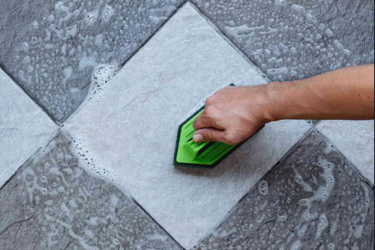 Pavimenti brillanti in pochi minuti, il segreto della nonna conquista tutti, tutti i dettagli