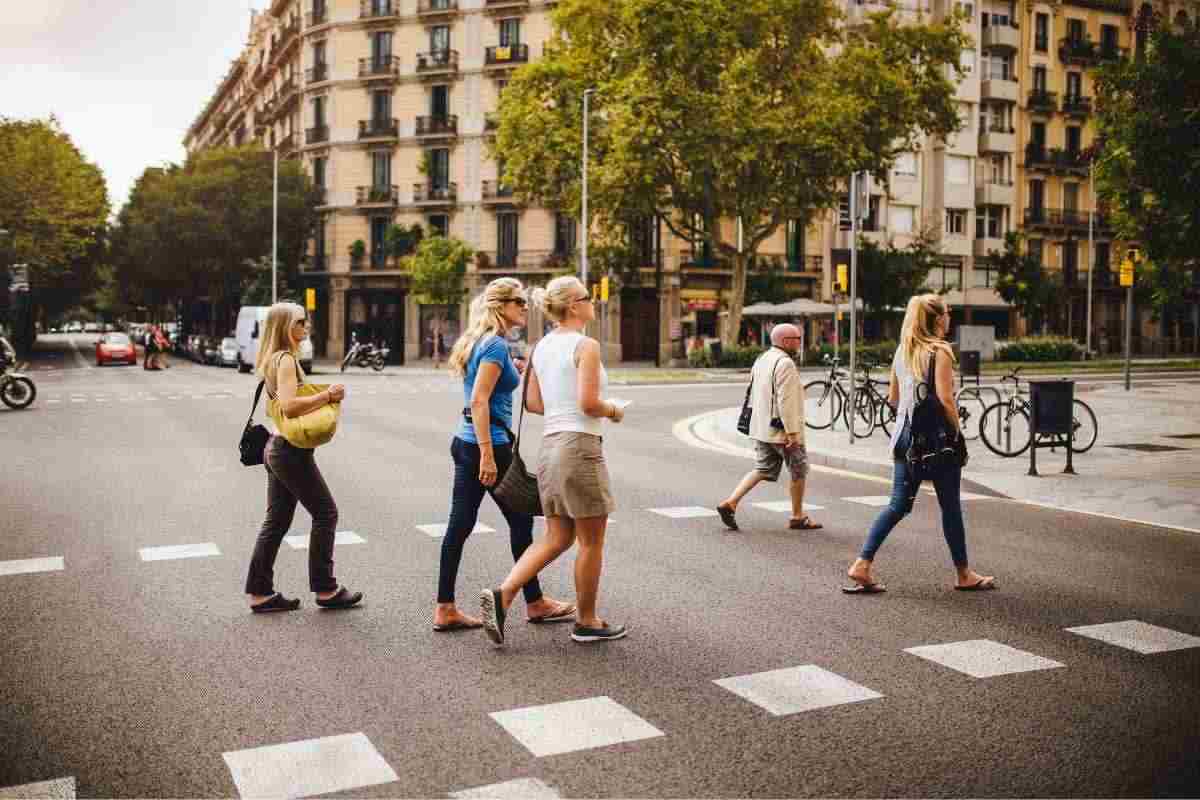 Attraversare la strada così ti costa subito una multa da 100 euro