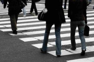 Attraversare la strada così ti costa subito una multa da 100 euro, i dettagli