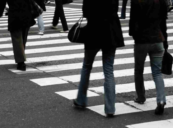 Attraversare la strada così ti costa subito una multa da 100 euro, i dettagli